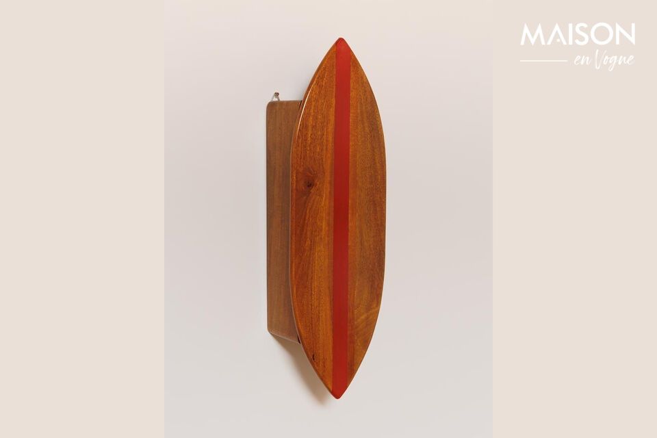 Descubra una elegante solución de almacenamiento con nuestro armario de madera oscura