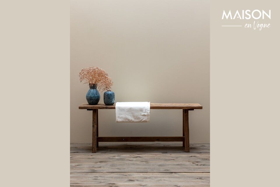 Banco de madera reciclada: elegancia eco-responsable y sostenible.