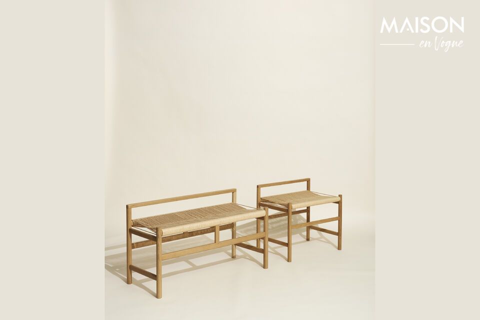 El banco Heritage de madera de roble claro combina rusticidad y refinamiento para crear un asiento