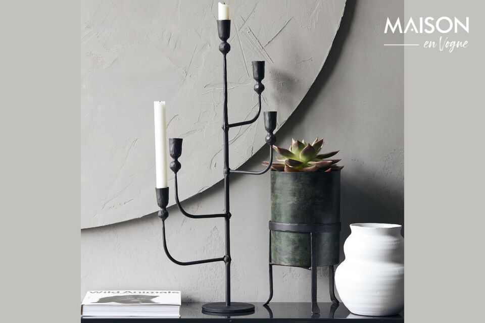 Añada un toque de elegancia y sobriedad a su hogar con este candelabro de hierro negro.