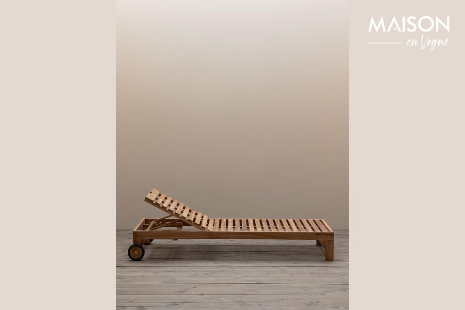 Chaise longue de teca, elegancia y comodidad duraderas.