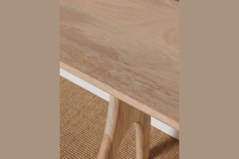 El color beige natural y la fina textura de la madera crean un ambiente cálido y un aspecto