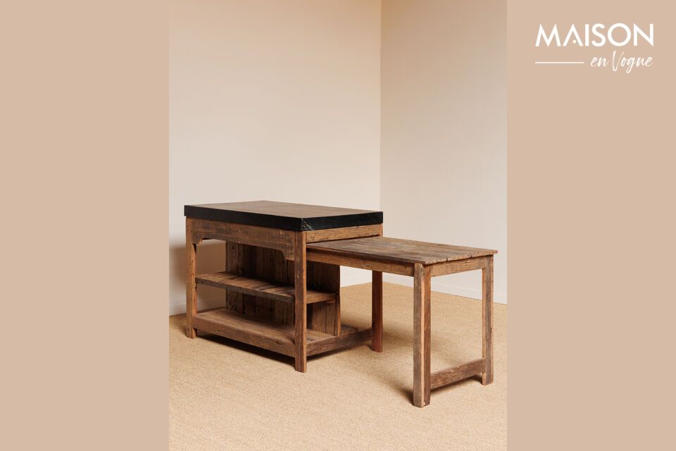 Mesa resistente de madera reciclada para un interior con estilo.