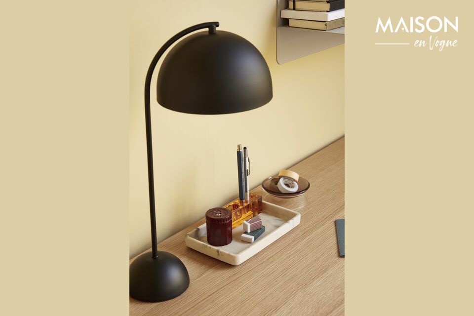 Ilumina tu espacio con estilo con la lámpara de mesa Form de metal negro