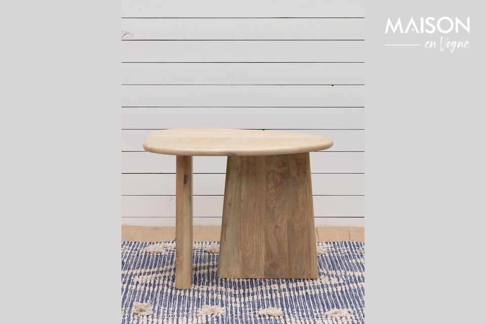 Adopte un estilo minimalista y funcional con nuestra mesa auxiliar de mango beige