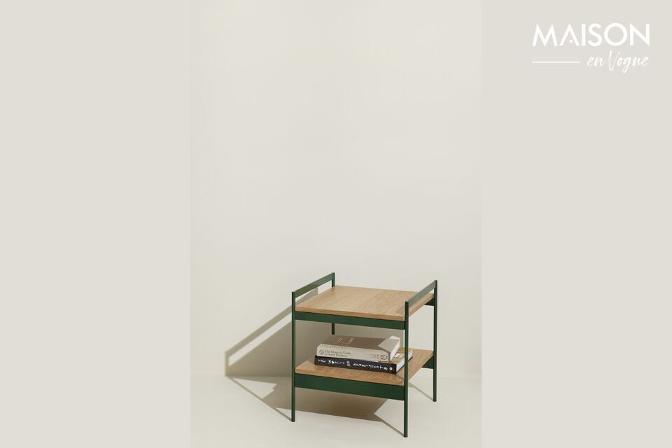 Esta mesa auxiliar combina el encanto de la madera natural con la frescura del metal verde para