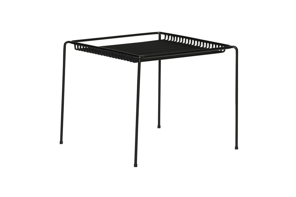 La mesa auxiliar String de metal negro es un complemento elegante y práctico para cualquier espacio