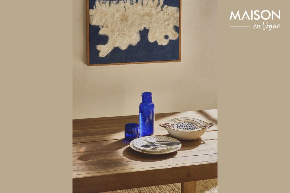 Una auténtica mesa de comedor ecológica fabricada con madera reciclada.