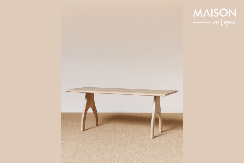 Mesa de comedor de madera clara Tani Chehoma