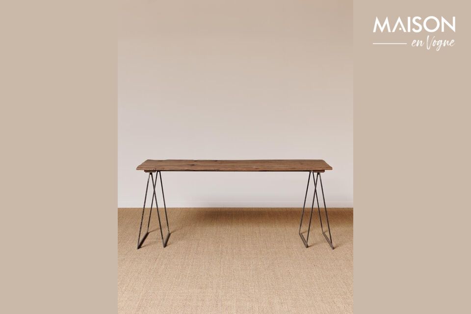 Descubra una mesa robusta y elegante fabricada con madera reciclada.