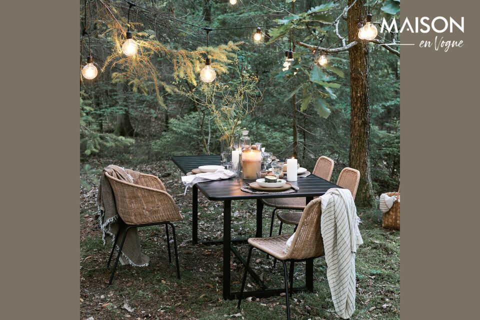 Elegancia y durabilidad en hierro negro para comer al aire libre.