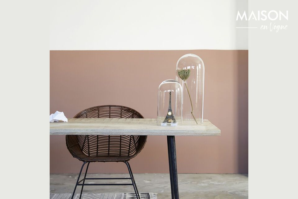 Descubra la elegancia rústica de una mesa de madera de mango natural.