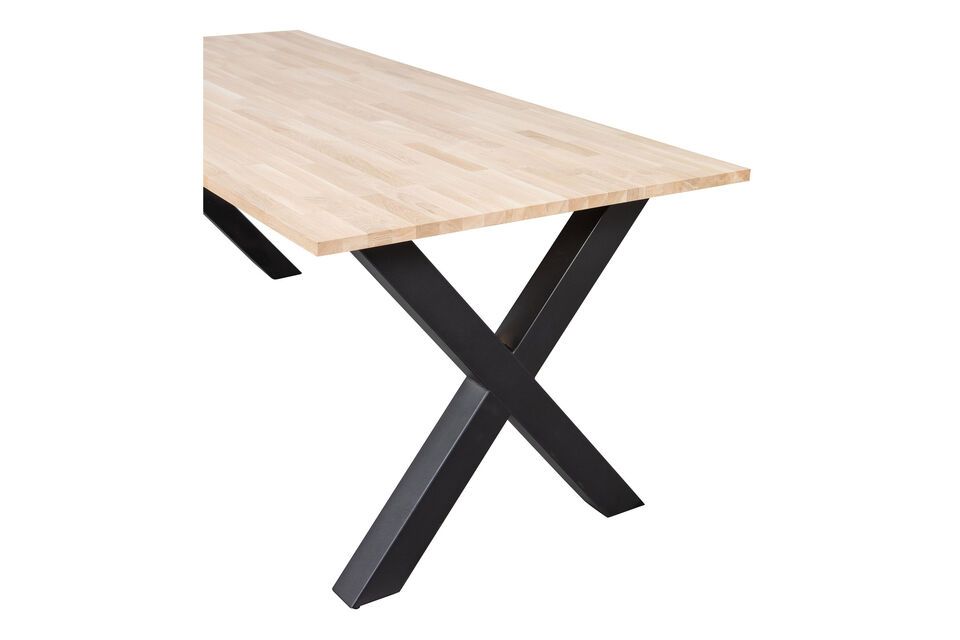 Esta mesa de comedor de roble macizo sin tratar combina robustez y modernidad con su pata de metal