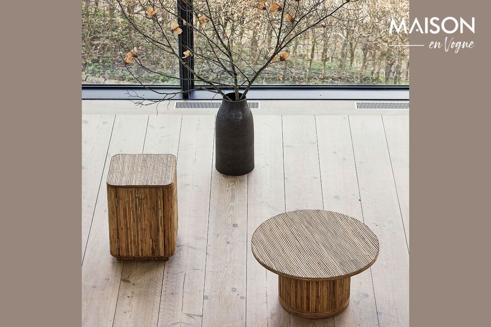 La mesita de noche Gro de MDF y ratán natural es un mueble que combina la elegancia rústica con la