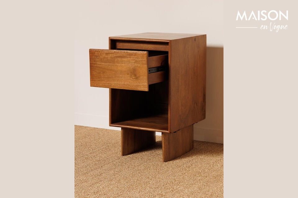 Diseñado en un tono marrón intenso, este mueble combina durabilidad y estética contemporánea