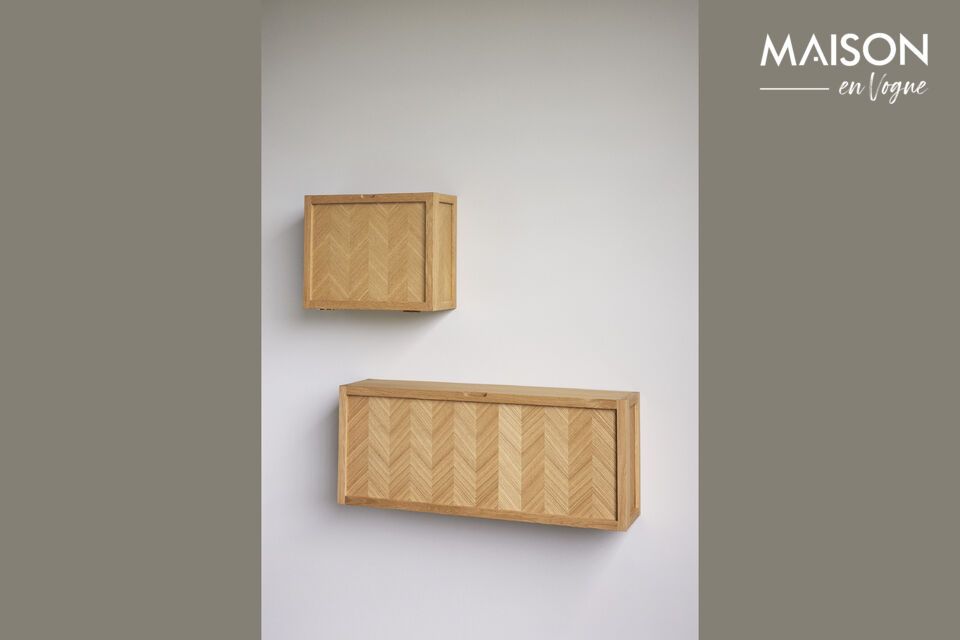 El mueble zapatero Herringbone tamaño L en chapa de roble claro ofrece una solución elegante y