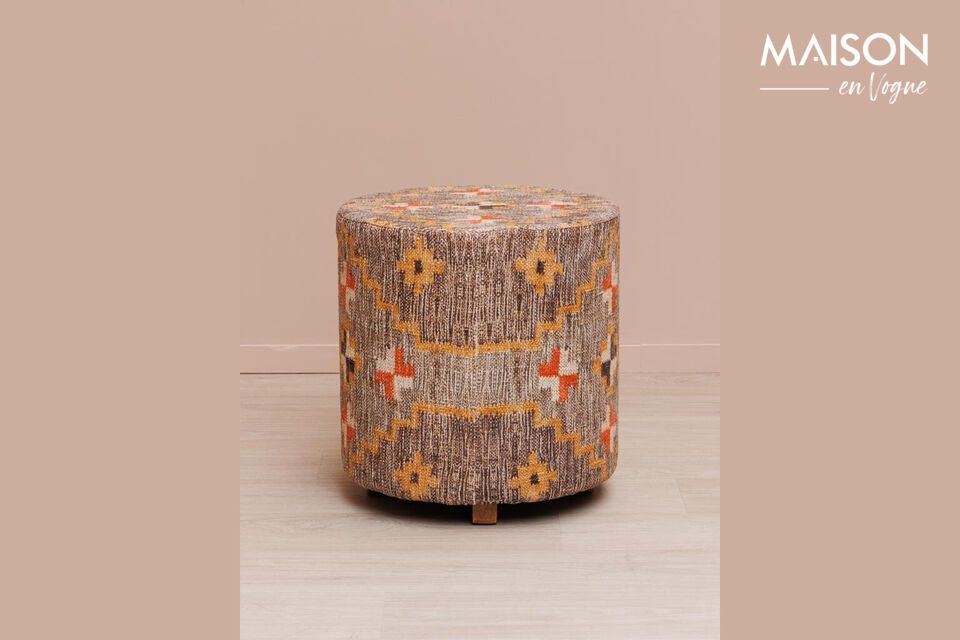 Un puf de algodón Kilim para mayor comodidad y estilo.