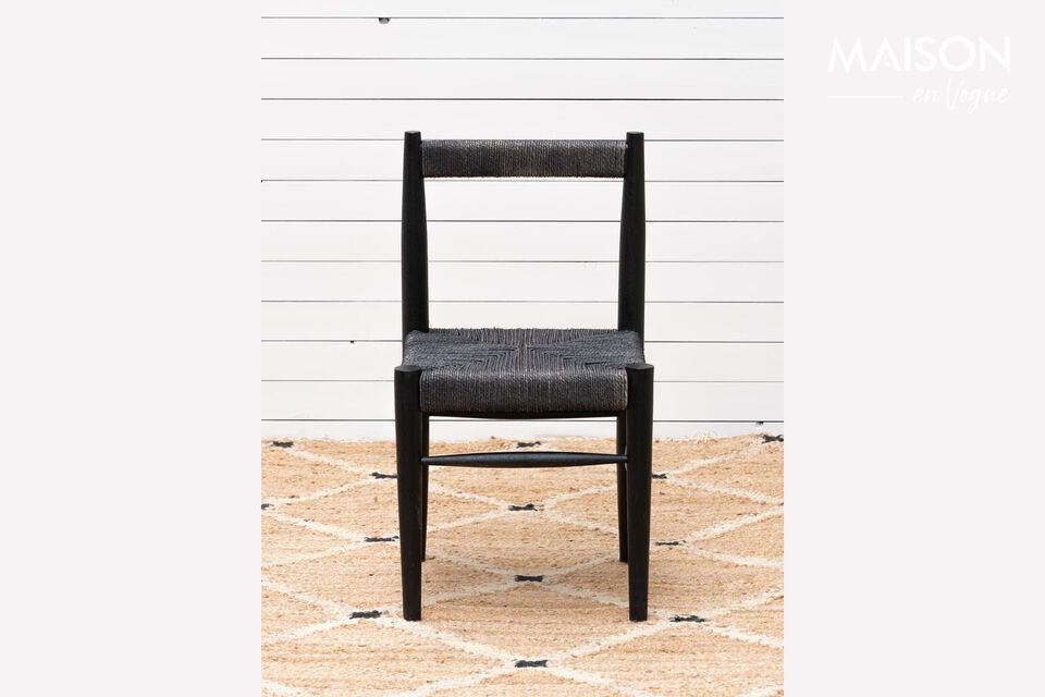 Silla de mango negro, elegancia duradera para cualquier ambiente.