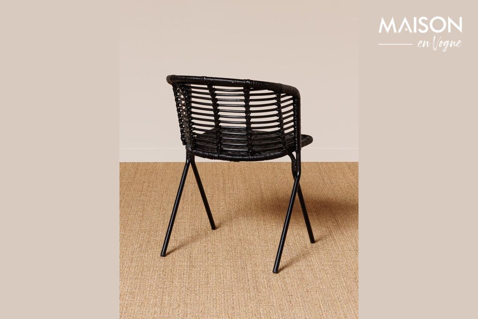 Añada un toque de elegancia y comodidad a su espacio con esta silla de ratán negro