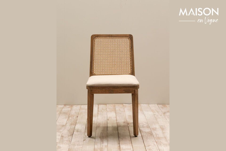 Nuestra silla de madera de mango es elegante y acogedora.