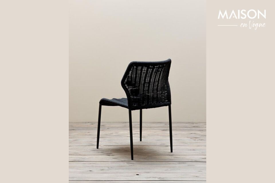 Proporcione a su espacio un complemento funcional y elegante con nuestra Silla Triana de metal negro