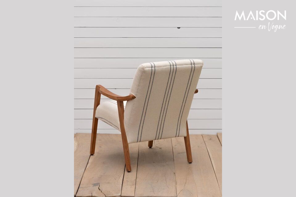 Fabricado en robusta madera de acacia, este sillón combina durabilidad y estilo