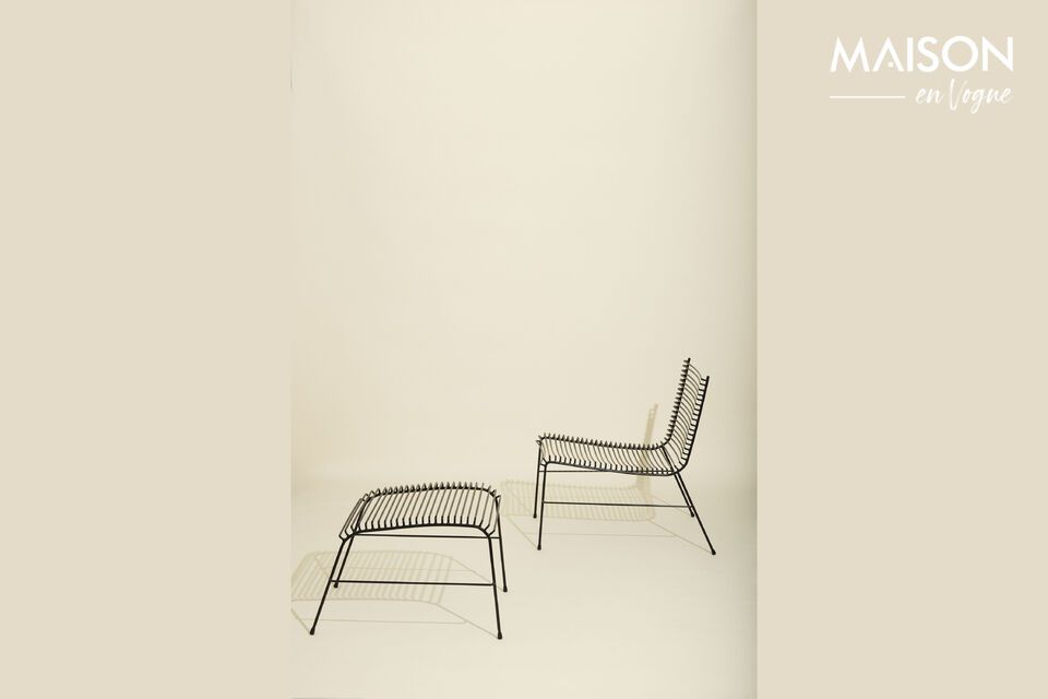 El sillón String de metal negro combina robustez y diseño moderno para realzar su espacio interior