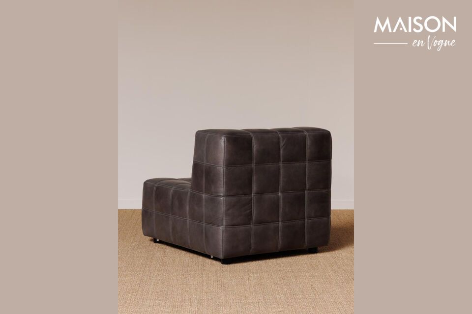 Este elegante sillón ofrece unas dimensiones generosas