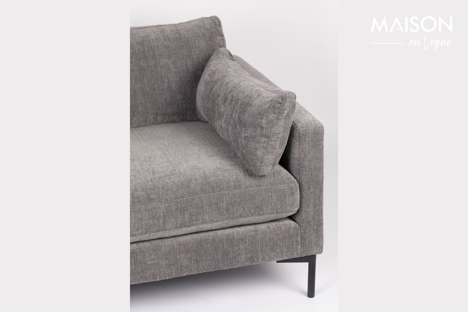 Amplio y profundo, este sofá necesita hacerse cómodo para que tú, a su vez, puedas hacer el tuyo