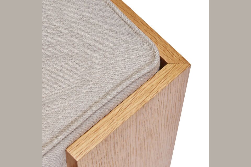 Disfrute de un asiento que combina comodidad y estilo con nuestro taburete de madera gris Forma