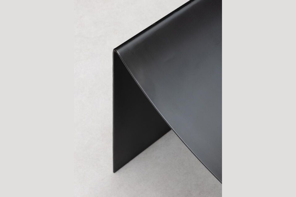 El elegante diseño y el acabado en negro de este mueble de hierro lo convierten en un complemento