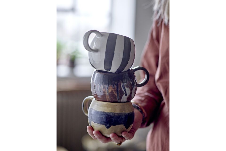 Una taza de gres natural hecha a mano inspirada en Japón.