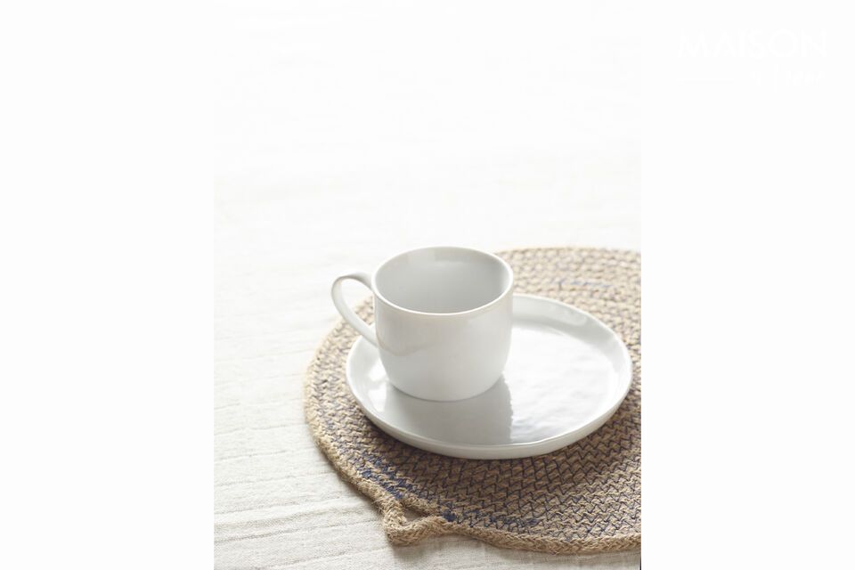 Delicadeza y pureza en nuestra taza de porcelana.