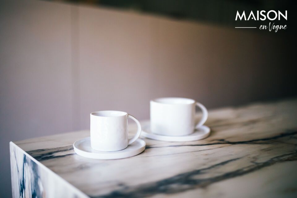 El blanco brillante de la porcelana añade un toque de pureza a su mesa